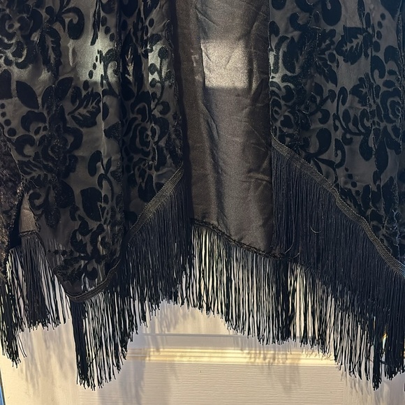 DAVID&YOUNG BLACK CRUSHED VELVET WRAP WITH ROSE&MESH DESIGN ON FRONT WTH FRINGE - Picture 9 of 9